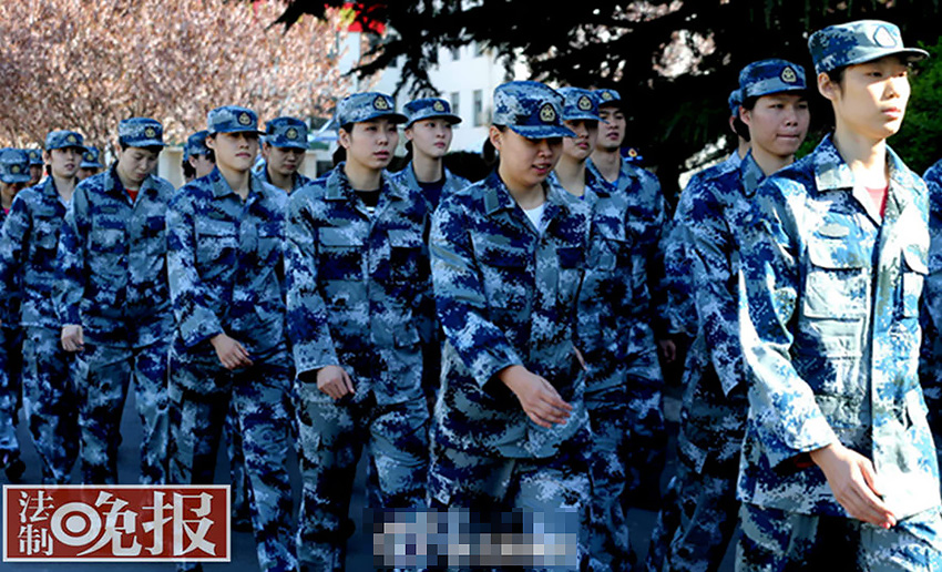 圖為女排姑娘在空軍訓(xùn)練基地進(jìn)行軍訓(xùn)。