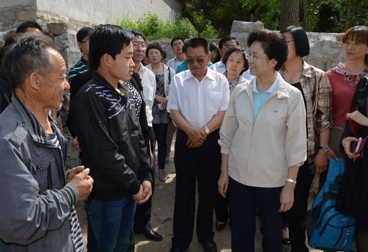 宋秀巖在白石口村深入農(nóng)戶慰問貧困兒童，了解孩子學習生活情況，鼓勵孩子自強奮進。記者 徐建軍 攝