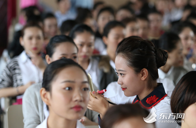 東航2015空姐招聘現(xiàn)場美女云集