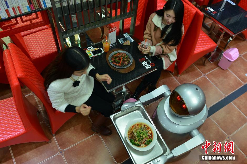 成都首家機器人餐廳開業(yè) 引美女食客嘗鮮