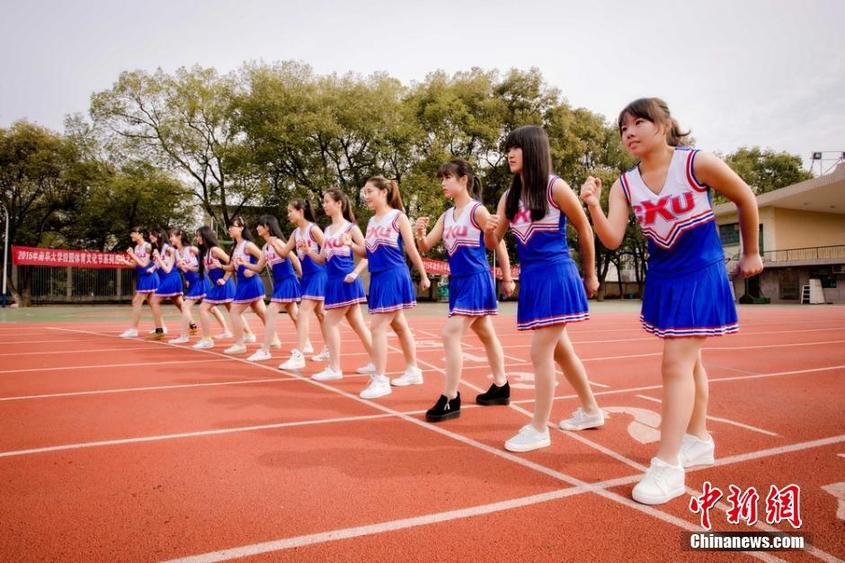 南華大學(xué)啦啦隊宣傳照走紅　“女神”展青春活力