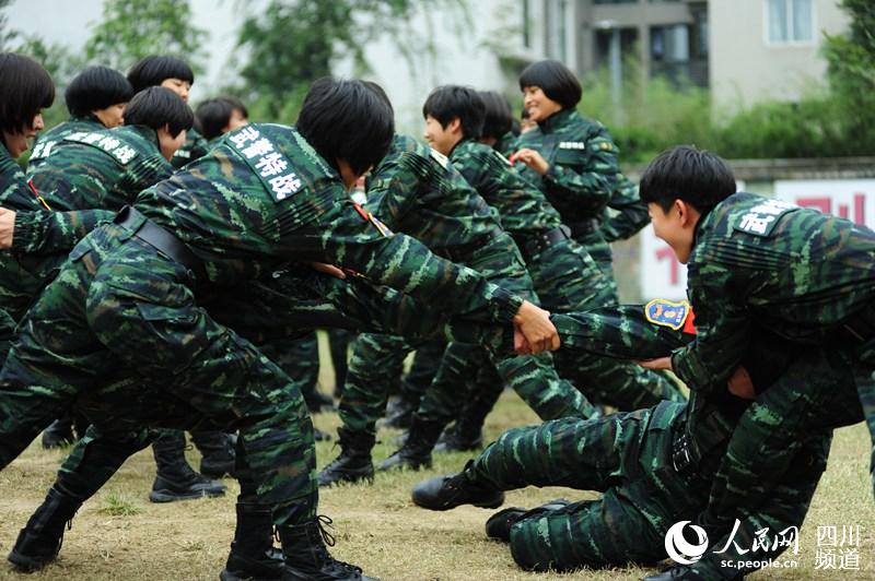 即將退伍的女兵們，訓(xùn)練場上玩的很開心。（圖片由四川武警涼山支提供）