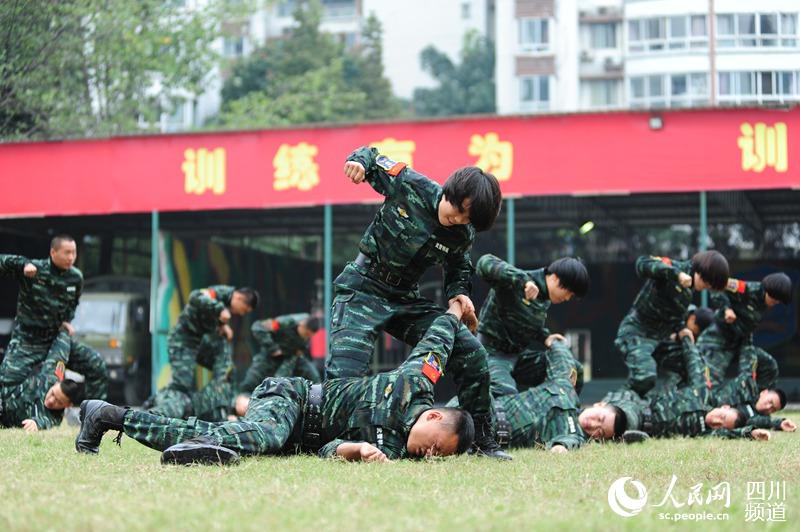 女子特種兵招招制敵。（圖片由四川武警涼山支提供）