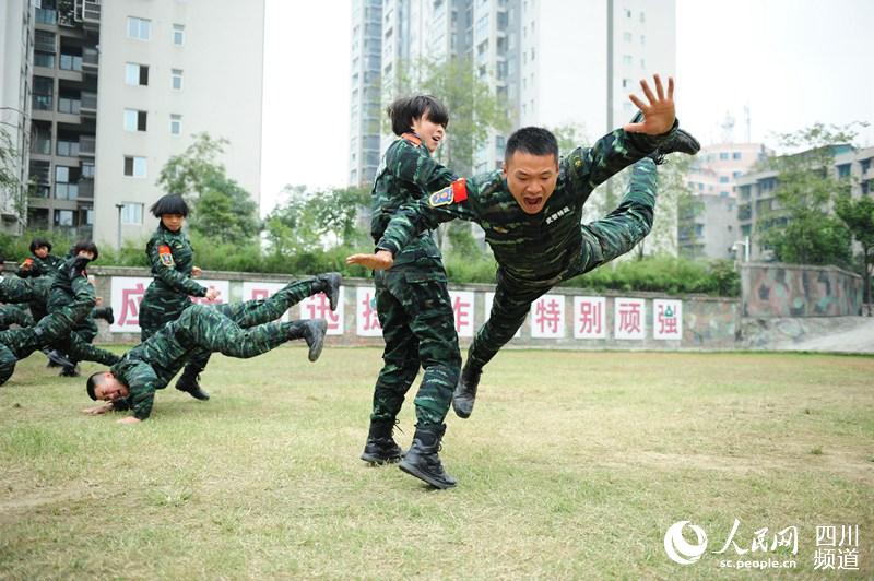 四川總隊(duì)女子特警隊(duì)老兵在進(jìn)行擒敵訓(xùn)練。（圖片由四川武警涼山支提供）