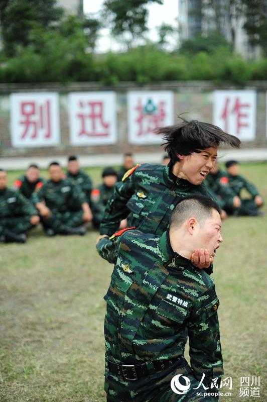 武警四川總隊(duì)女子特警隊(duì)老兵最后一次進(jìn)行擒敵訓(xùn)練。（圖片由四川武警涼山支提供）