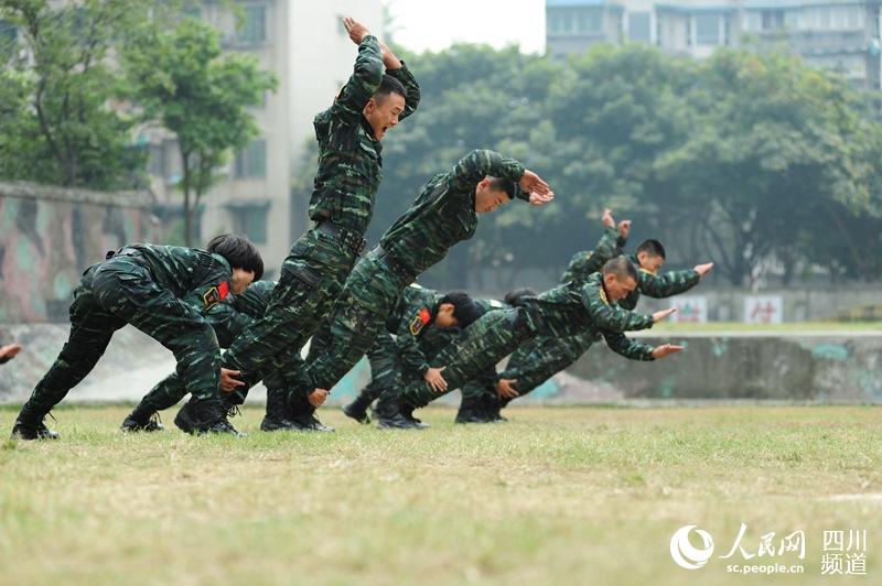 訓(xùn)練場(chǎng)上，與男兵一比高低。（圖片由四川武警涼山支提供）