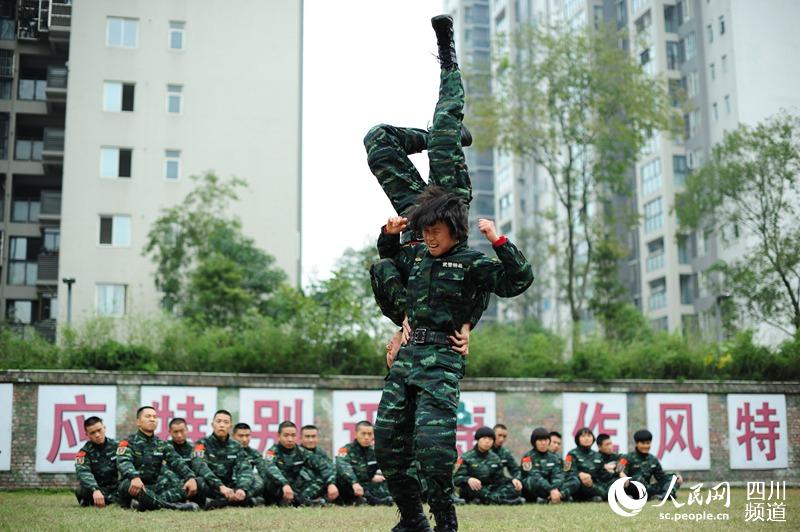 訓(xùn)練場上的警營女兵。（圖片由四川武警涼山支提供）