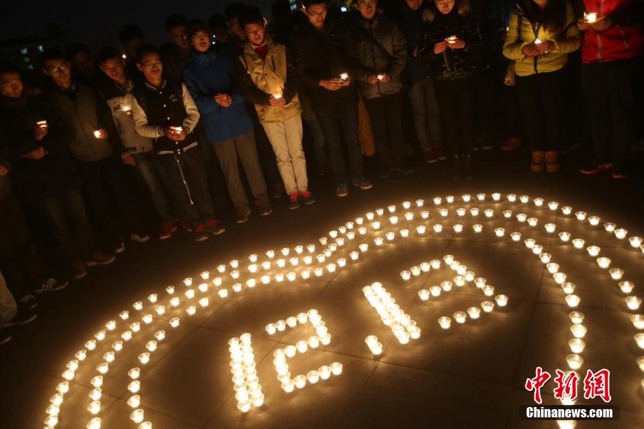 南京大學(xué)生點燃燭光祭奠遇難同胞寄哀思