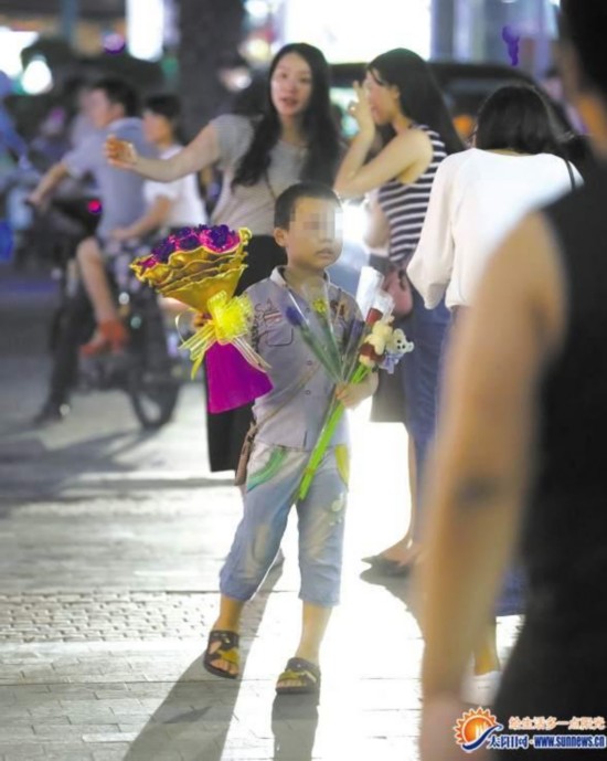 幼童商圈賣花凌晨四五點才回家 孩子最小三四歲