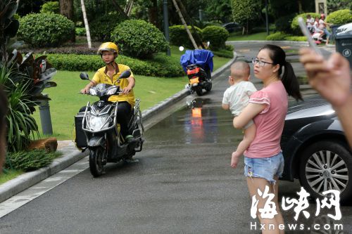 男童被撞身亡后，送外賣(mài)、快遞的電動(dòng)車(chē)昨仍頻頻進(jìn)入該小區(qū)