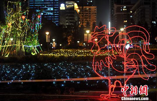 2月7日晚，福州溫泉公園里各種彩燈將公園裝扮的流光溢彩?！埍蟆z