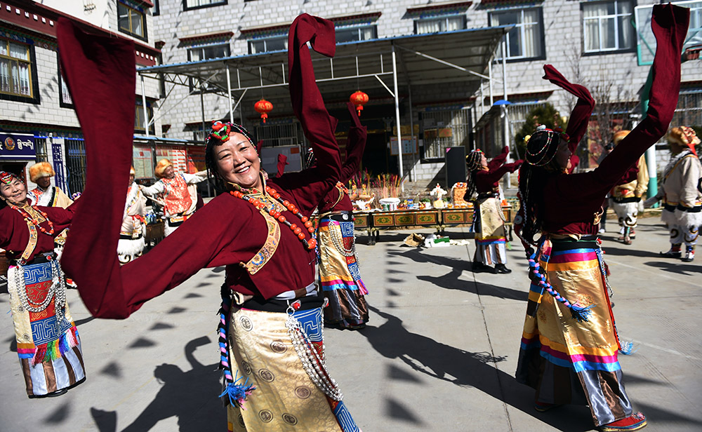 2月27日，拉薩市城關(guān)區(qū)阿壩林卡社區(qū)老年文藝隊表演舞蹈。