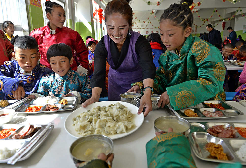 2月27日，在西藏自治區(qū)兒童福利院，老師端上熱騰騰的水餃，歡慶藏歷新年。