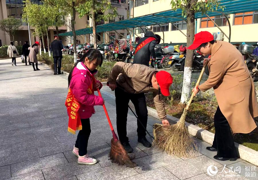   “學雷鋒”：邵武市通泰街道三里亭社區(qū)等舉辦“弘揚雷鋒精神 爭做時代新人”活動。楊若涵攝