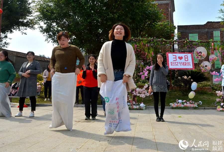  “迎三八”：泉州市泉港區(qū)的女干部在開展戶外拓展活動。林弘梫攝